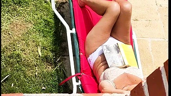 Masturbación desnuda al sol al aire libre