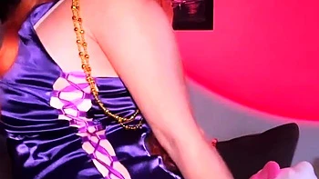 Gata gorda dominante se fode sozinha