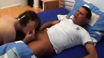 Aufwachfick: Riesentitten-Blowjob und Doggy