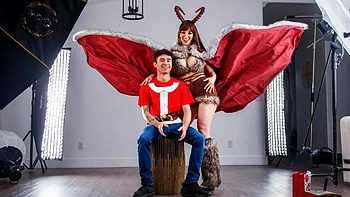 Busenreiche Brünette Lexi Luna fickt Missionar an Weihnachten