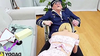 Jovem esposa asiática é fodida com força