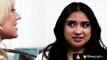 Jessica Ryan et Ophelia Purr en soumission lesbienne de belle-fille