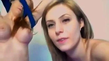 Lesbiennes amatrices s'embrassent et se lèchent en webcam