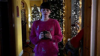 Morenaza europea en softcore solo navideño