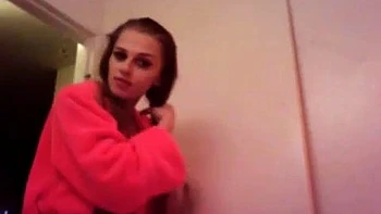 Versautes haariges Amateur-Mädchen live vor der Cam