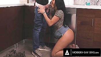 Madrastra curvy Mona Azar reta al fontanero a follarla