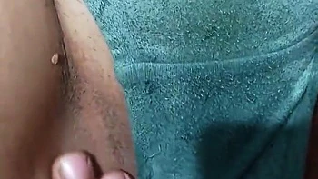 Closeup dedilhando buceta apertada desi