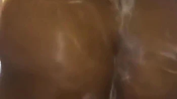 Mi chica india se baña sola moviendo el culo, la grabé