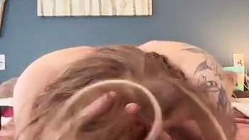 Geile mollige Milf zeigt große Titten und fetten Arsch