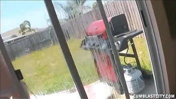 Chica en bikini recibe una caliente polla y corridas