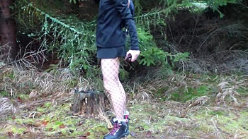 Жесткий трах в лесу с мускулистым парнем