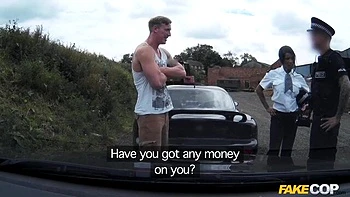 Fake Cops ficken kurvige Ebony MILF mit riesigen Titten