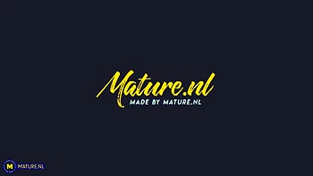 61-jährige Milf Ava bringt ihre rasiere Fotze zum Höhepunkt