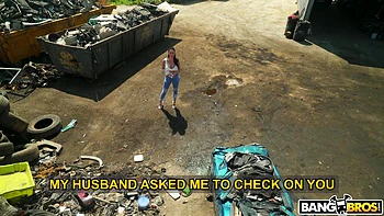 Follada salvaje en el desguace