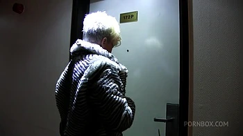 Блондинка MILF в латексе жестко ебется без преза