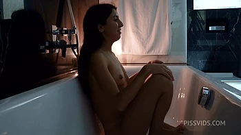 Una noche con Katty West en Budapest: garganta profunda, facial, meada y rimming