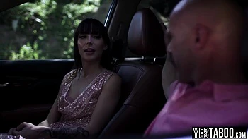 Отчим трахает молодую девушку пасынка на улице - Чарльз Дера и Эмма Джейд