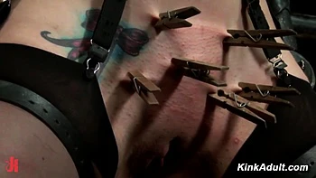 Claire Adams con mordaza y azotes en show anal BDSM caliente