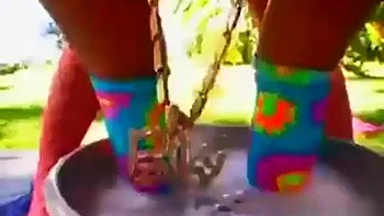 Ebony mit fettem Arsch fickt und saugt im Doggy & Cowgirl