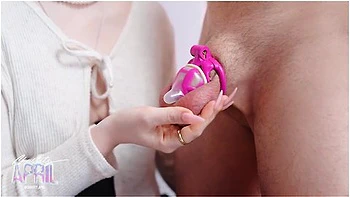 Entrené a mi sumisa en castidad para que se corra al mando