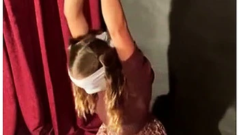 Salope soumise attachée, bâillonnée et baisée au vibro