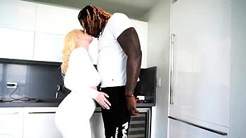 PAWG Kate Dee fodida doggy style com creampie hardcore