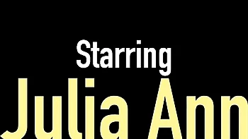 Julia-Ann peituda fazendo boquete poderoso