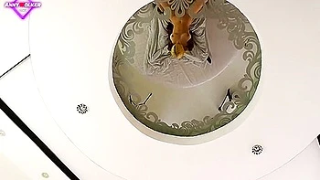 Meia-irmã acorda chupando pau com a cara cheia de gozo