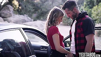 Kristen Scott, cougar blonde, baise un inconnu bien monté en plein air