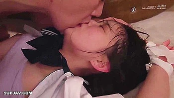 Jeune brune de 18 ans baise son prof de violon