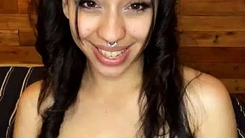 Латиноамериканка с большой грудью мастурбирует с игрушками