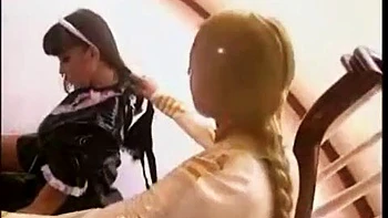 Summer Cummings em látex, peitos e meia-calça fetiche lésbico