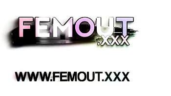 Molliges Brünett-Tgirl masturbiert solo mit Vibrator