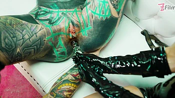 Латексные лесбиянки Anuskatzz, Мисс Флора и Лиза трахают пальцами