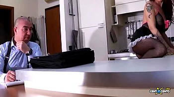 Милфа Роберта Фарнезе анал и тройничок с глубоким минетом