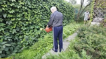 Тугую подростковую жопу Ми Ро жестко трахает старик на улице