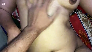 Belle-mère pakistanaise Iram Khan se branle le gros cul et jouit