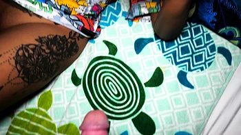 Maman thaïlandaise suce et baise sa chatte parfaite