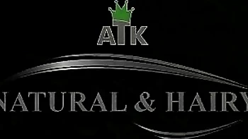 Chica curvy se desnuda y se mete dedos en su coño peludo