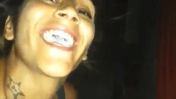 Loira gorda chupando pau com mão e gozada