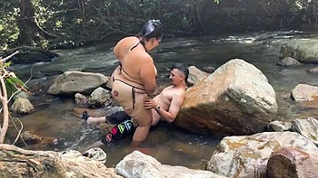 Latina de bunda grande fodida na praia com pau enorme