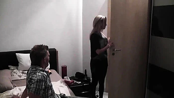 Миниатюрная немецкая блондинка Белла ебет огромный чёрный член, лижет киску и дрочит вибратором