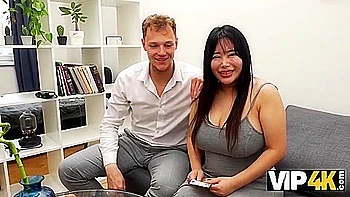 Japanische MILF mit fetten Titten und Arsch wird outdoor geguckt