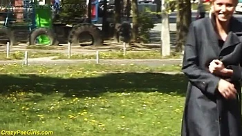 Alexa Weix mijando ao ar livre - real golden shower e nudez pública