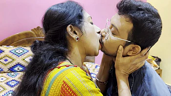 Desi Bhabhi baise hardcore : chatte serrée, seins et pipe