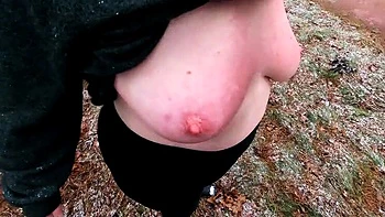 Outdoor BDSM: Titten geklatscht & Pussy bestraft beim Schneewandern