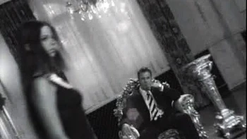 Brunette amateur chupando y follando a cuatro con charla sucia