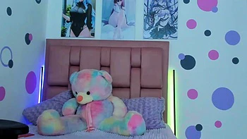 Latina en nylon et bas se caresse en solo