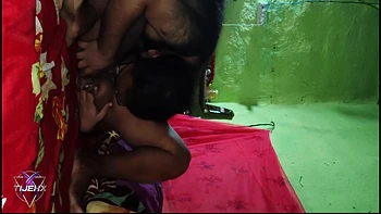 Sangeeta Bhabhi enseña su coño y hace profunda mamada