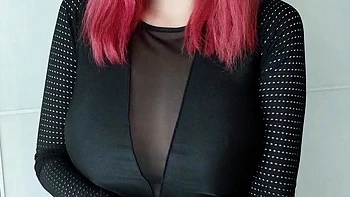 Рыжая с большой грудью играет игрушками